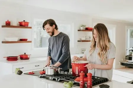 couple cuisine logement