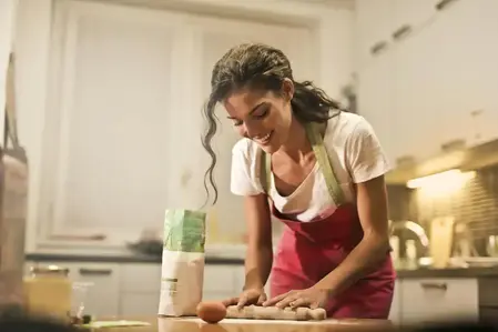 Femme cuisine table