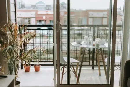 balcon logement chaise table