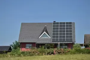 maison individuelle panneaux solaires